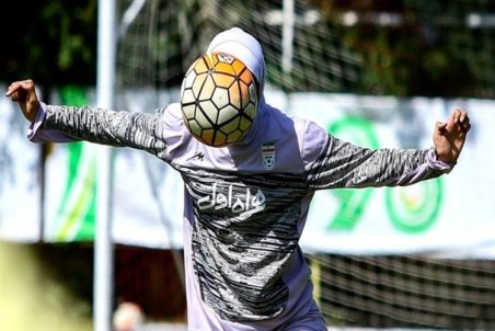 (عکس) امتحان فیزیک وسط تمرین تیم زنان ملوان!