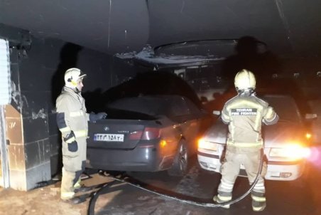 آتش‌سوزی بامدادی یک دستگاه "BMW" در ساختمان مسکونی / تصاویر