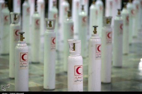نحوه تحویل دستگاه کپسول اکسیژن به بیماران توسط هلال احمر