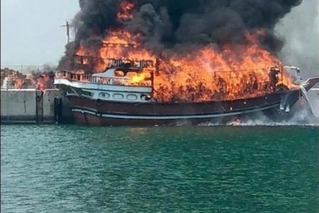 ۳ لنج صیادی کنارک ۲ ساعت در آتش سوختند