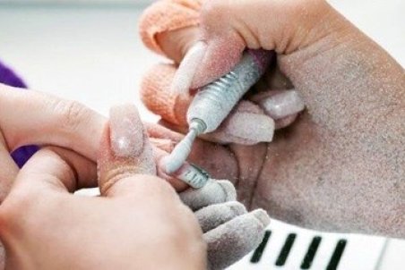 حکم شرعی کاشت ناخن و مژه از دیدگاه اسلام