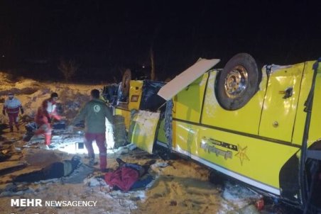 برخورد اتوبوس با تریلی درزنجان ۱۵ مصدوم برجای گذاشت