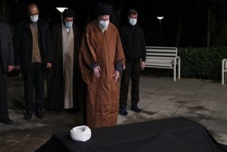 رهبر انقلاب سحرگاه شنبه بر پیکر علامه مصباح یزدی اقامه نماز کردند