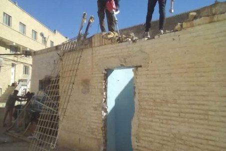 آغاز تخریب حصارهای پیرامونی کاروانسرای شاه‌عباسی سمنان و دیوارهای بلند زندان سمنان