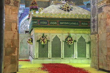 گل آرایی ضریح حرم حضرت معصومه(س)
