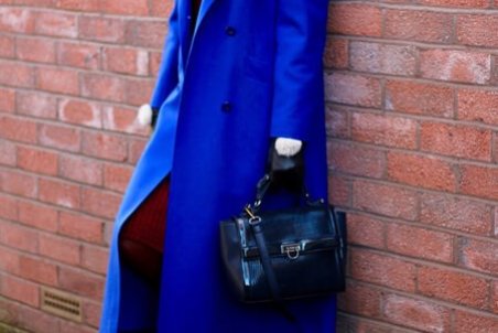 مدل پالتو به رنگ آبی کاربنی