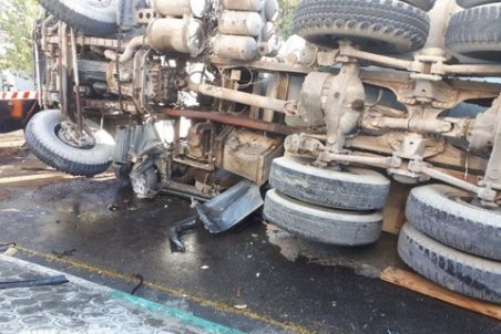 واژگونی تانکر ۲۰ هزار لیتری بنزین/محور آزادگان مسدود است