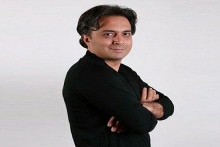 اخشابی تیتراژ پایانی سریال ده‌نمکی را می‌خواند