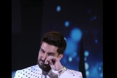 (ویدیو) اشک‌های دردناک فرزاد فرزین به یاد علی انصاریان وسط اجرای کنسرت آنلاین