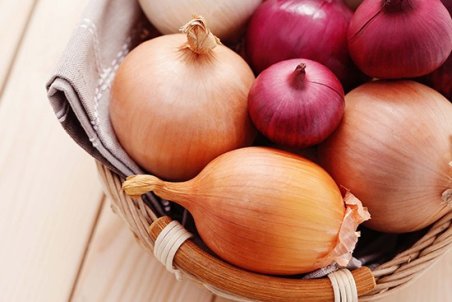 ۱۰ ترفند حرفه ای برای خرد کردن پیاز بدون اشک ریختن