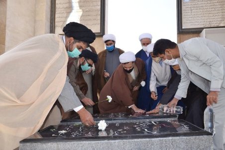 غبارروبی مزار شهدا توسط طلاب و روحانیون گلبهار