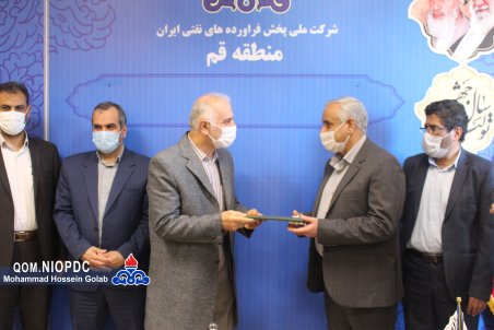قم| قدردانی و تجلیل از رانندگان فعال در حمل و نقل فرآورده‌های نفتی منطقه قم