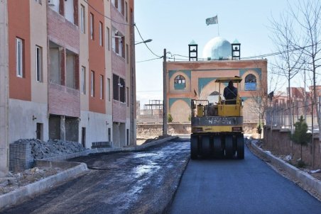 اجرای آسفالت محوطه مجتمع “گل ها” توسط شرکت عمران شهر جدید گلبهار