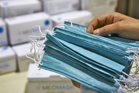 توصیه اکید به استفاده از ۲ ماسک/ کرونای انگلیسی افراد زیر ۲۰ سال را درگیر می‌کند