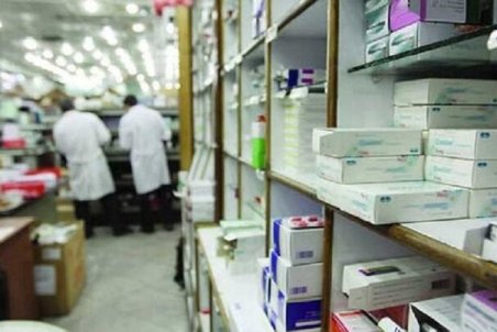 انتقاد از شکایت صنف خرازی درباره ممنوع شدن عرضه محصولات آرایشی و بهداشتی در داروخانه‌ها