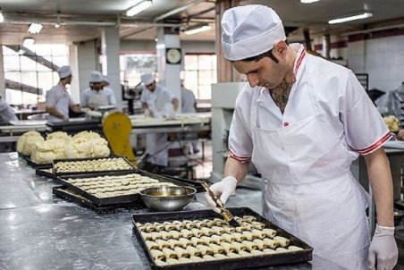 همه چیز گران است وگرنه مواد اولیه داریم/ عدم تمایل قنادان برای خرید شکر دولتی