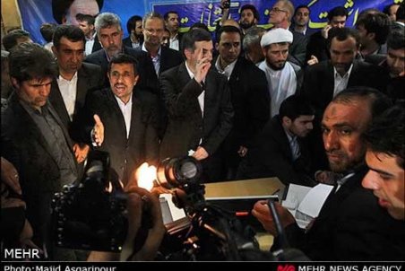 پدر داماد احمدی‌نژاد: او برای انتخابات ۱۴۰۰ می‌آید