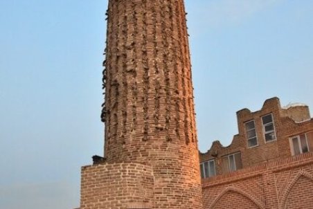 علت انحراف مناره شمس تبریزی در خوی در دست بررسی است