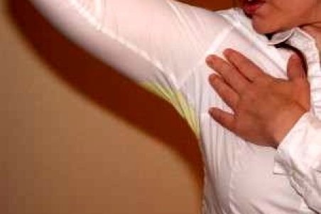 6 ترفند برای حذف و از بین بردن لکه های عرق از روی لباس