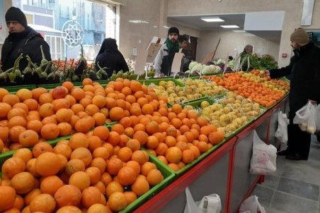خطر فساد حجم زیادی پرتقال‌ و سیب در انبارها/ قیمت میوه‌های نوبرانه به زودی ریزش می‌کند