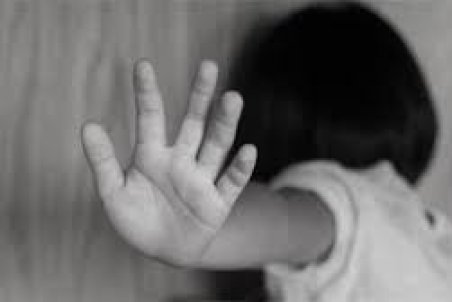 پدر، دخترش را به خاطر تماشای کارتون کتک زد!