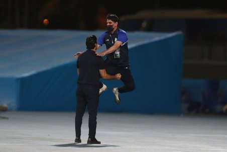 (عکس) پرواز تکراری غلامپور روی دوش فرهاد مجیدی