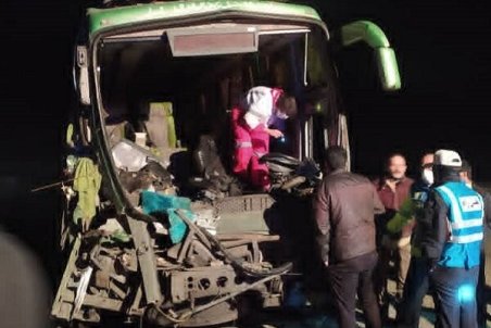 تصادف تریلی و اتوبوس تهران- اصفهان در شاهین شهر/۷ نفر مصدوم شدند