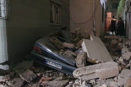 تخریب ۳ خودرو به دلیل ریزش دیوار یک ساختمان + فیلم و تصاویر