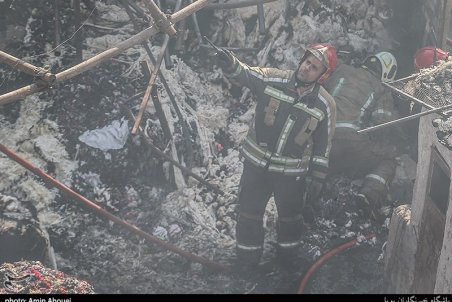 اطفای حریق در شهرک شکوهیه قم / دو ‌آتش‌نشان به شدت دچار مصدومیت شدند