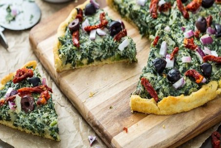 طرز تهیه پیتزا اسفناج با پنیر