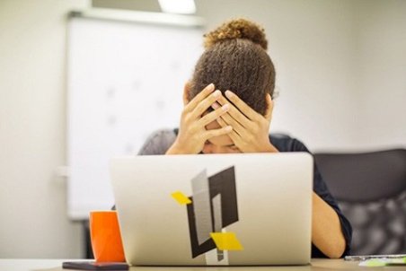 ۱۲ علامت خاموش استرس؛ از بی‌خوابی تا ریزش مو