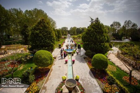 باغ گل‌ها باز است