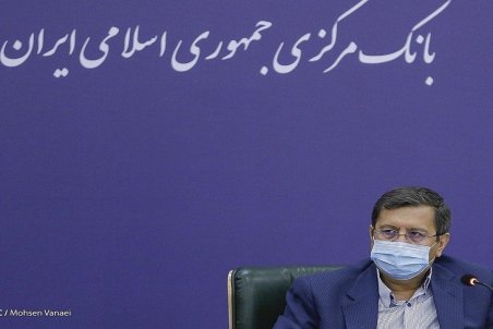 همتی: قیمت ارز پایین تر هم می‌آید