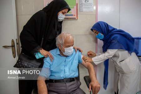 چرا سالمندان باید سریع‌تر برای دریافت واکسن کرونا اقدام کنند؟
