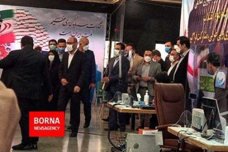 وزیر سابق دفاع با همراهی همسرش نامزد شد