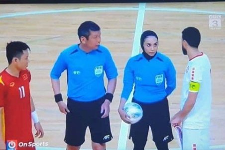 قضاوت زن ایرانی برای اولین بار در فوتسال مردان