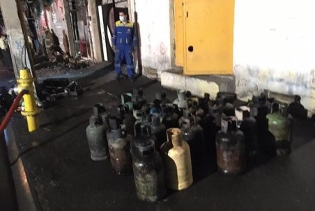 آتش‌سوزی در مغازه نگهداری ۲۳۰ سیلندر گاز + تصاویر