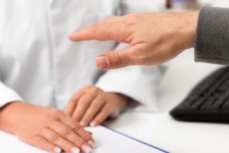 دلیل لرزش دست‌ها چیست؟