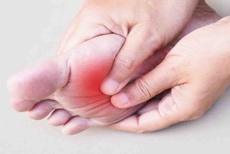 علت داغ شدن کف پا چیست؟