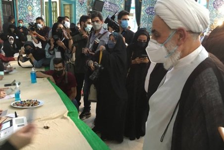 حضور ناطق نوری در حسینیه ارشاد برای رای گیری