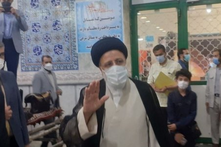 حضور رئیسی در مسجد جامع شهر ری برای شرکت در انتخابات