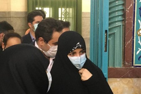 دختر حسن روحانی با حضور در حسینیه ارشاد رای خود را به صندوق انداخت