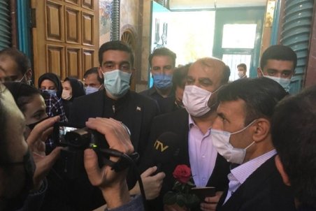 رستم قاسمی با حضور در حسینیه ارشاد رای خود را به صندوق انداخت