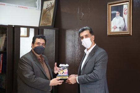 اهدای تندیس “سه شنبه های شادآبی ” به مدیر کل دفتر روابط عمومی شرکت مهندسی آبفای کشور