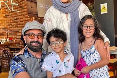مجید صالحی در کنار همسر و دوقلوهایش