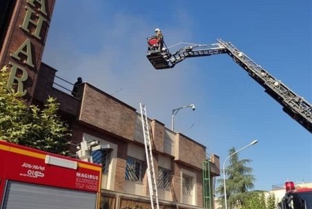 نجات ۱۸ نفر از افراد محبوس شده میان دود غلیظ + تصاویر