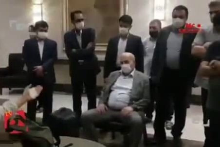 کلانتری: خبرنگاران مزخرف می‌گویند/ همیشه همین‌طوری می‌نشینم؛ چرا باید عذرخواهی کنم؟