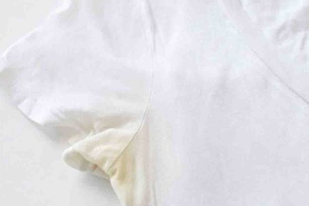 از بین بردن لکه‌ عرق از روی لباس با چند ترفند ساده