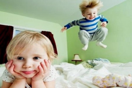 آشنایی با علائم و نشانه‌های بیش فعالی در کودکان و نوزادان