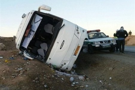تصادف خونین در محور نطنز ـ کاشان / ‌۵ نفر کشته و ۳۲ مسافر اتوبوس مجروح شدند